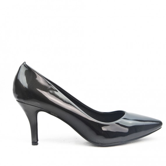 Black patent leather pump