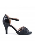 Black sandal in patent heel