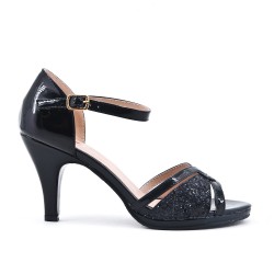 Black sandal in patent heel