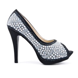 Black pump with pearl and heel