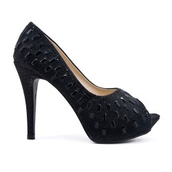 Black pump with rhinestones and heel