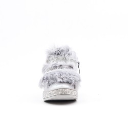 Furry girl boot with strasse