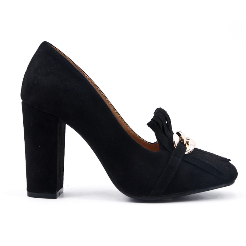 Bombas negras con flequillo y tacones altos.