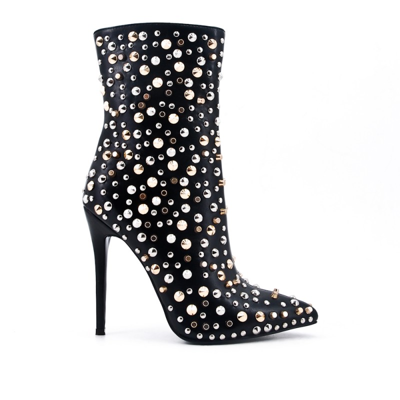 Bota negra de piel imitación con tacón.