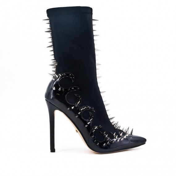 Bota negra con tachuelas y tacones