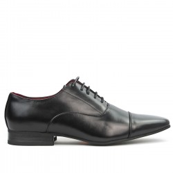 Black derby with elongated tip