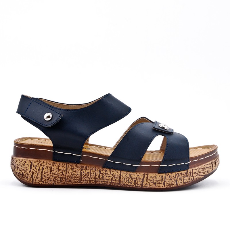 Talla grande - Sandalia gris con cuña pequeña.