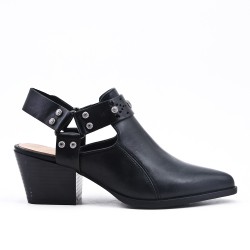 Zapato negro con tacones pequeños