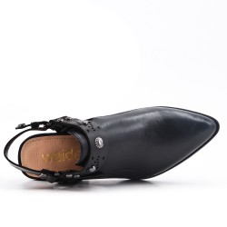 Zapato negro con tacones pequeños