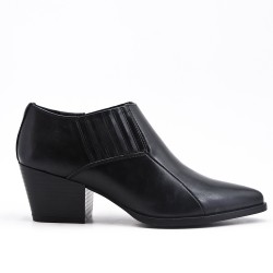 Zapato negro con tacones pequeños