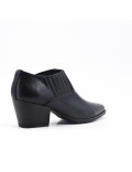 Zapato negro con tacones pequeños